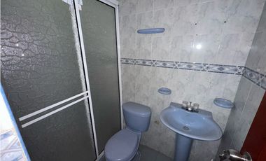 Amplia casa esquinera barrio residencial