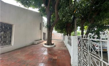 Amplia casa esquinera barrio residencial