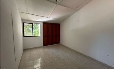 Amplia casa esquinera barrio residencial