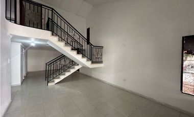 Amplia casa esquinera barrio residencial