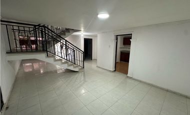 Amplia casa esquinera barrio residencial