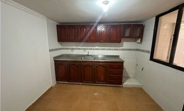 Amplia casa esquinera barrio residencial