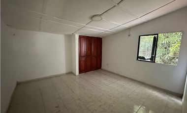 Amplia casa esquinera barrio residencial