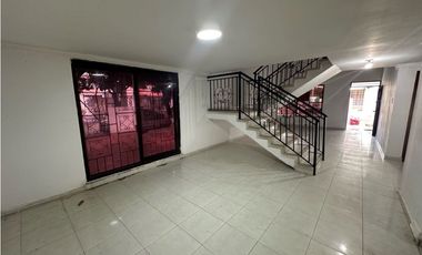 Amplia casa esquinera barrio residencial