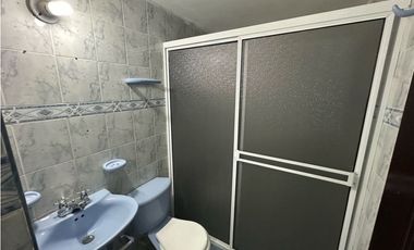 Amplia casa esquinera barrio residencial