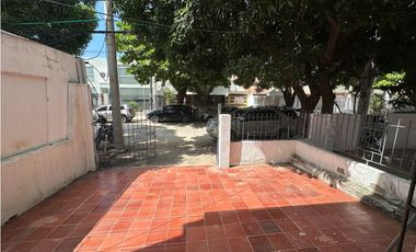 Amplia casa esquinera barrio residencial