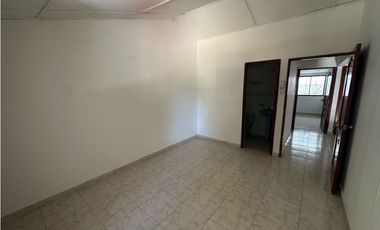 Amplia casa esquinera barrio residencial