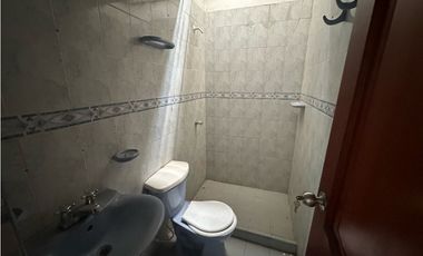 Amplia casa esquinera barrio residencial