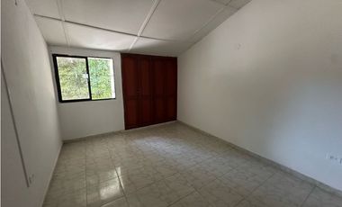 Amplia casa esquinera barrio residencial