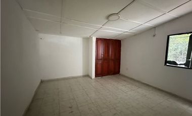 Amplia casa esquinera barrio residencial