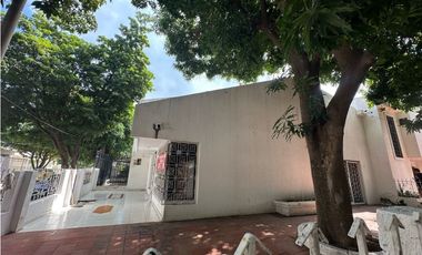 Amplia casa esquinera barrio residencial