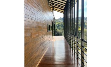 VENTA DE INCREIBLE CABAÑA UBICADA EN GUATAPÉ, CERCA DE LA PIEDRA