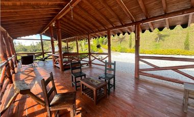 VENTA DE INCREIBLE CABAÑA UBICADA EN GUATAPÉ, CERCA DE LA PIEDRA