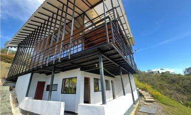 VENTA DE INCREIBLE CABAÑA UBICADA EN GUATAPÉ, CERCA DE LA PIEDRA