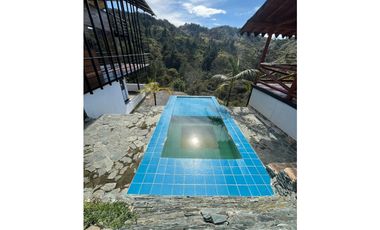 VENTA DE INCREIBLE CABAÑA UBICADA EN GUATAPÉ, CERCA DE LA PIEDRA