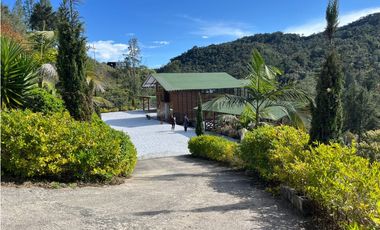 VENTA DE INCREIBLE CABAÑA UBICADA EN GUATAPÉ, CERCA DE LA PIEDRA