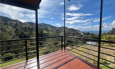 VENTA DE INCREIBLE CABAÑA UBICADA EN GUATAPÉ, CERCA DE LA PIEDRA