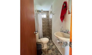 VENTA DE INCREIBLE CABAÑA UBICADA EN GUATAPÉ, CERCA DE LA PIEDRA