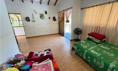 VENTA DE INCREIBLE CABAÑA UBICADA EN GUATAPÉ, CERCA DE LA PIEDRA