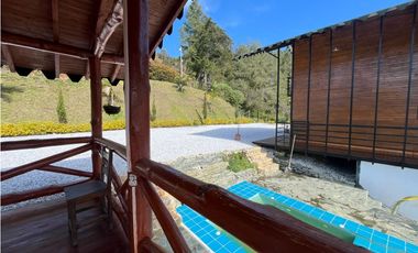VENTA DE INCREIBLE CABAÑA UBICADA EN GUATAPÉ, CERCA DE LA PIEDRA