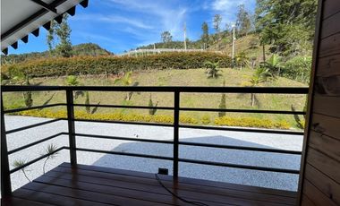 VENTA DE INCREIBLE CABAÑA UBICADA EN GUATAPÉ, CERCA DE LA PIEDRA