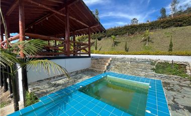 VENTA DE INCREIBLE CABAÑA UBICADA EN GUATAPÉ, CERCA DE LA PIEDRA