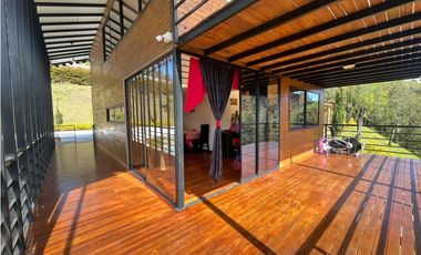 VENTA DE INCREIBLE CABAÑA UBICADA EN GUATAPÉ, CERCA DE LA PIEDRA