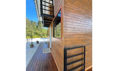 VENTA DE INCREIBLE CABAÑA UBICADA EN GUATAPÉ, CERCA DE LA PIEDRA