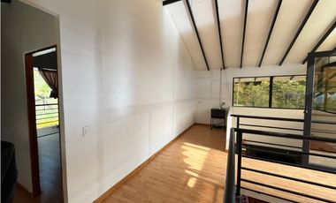 VENTA DE INCREIBLE CABAÑA UBICADA EN GUATAPÉ, CERCA DE LA PIEDRA