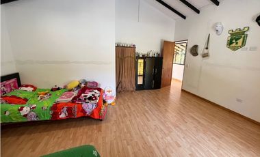 VENTA DE INCREIBLE CABAÑA UBICADA EN GUATAPÉ, CERCA DE LA PIEDRA