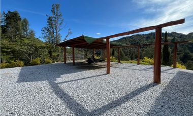 VENTA DE INCREIBLE CABAÑA UBICADA EN GUATAPÉ, CERCA DE LA PIEDRA