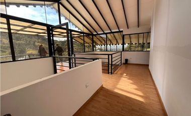 VENTA DE INCREIBLE CABAÑA UBICADA EN GUATAPÉ, CERCA DE LA PIEDRA