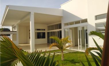 CASA CON PISCINA EN CONJUNTO CERRADO CAMPESTRE EN MONTERA