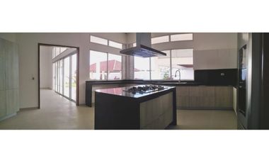 CASA CON PISCINA EN CONJUNTO CERRADO CAMPESTRE EN MONTERA