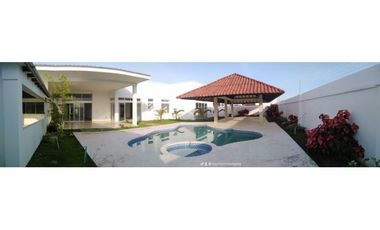 CASA CON PISCINA EN CONJUNTO CERRADO CAMPESTRE EN MONTERA