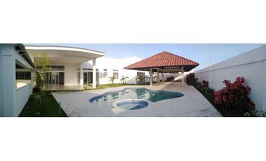 CASA CON PISCINA EN CONJUNTO CERRADO CAMPESTRE EN MONTERA