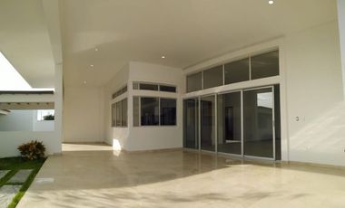 CASA CON PISCINA EN CONJUNTO CERRADO CAMPESTRE EN MONTERA