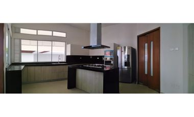 CASA CON PISCINA EN CONJUNTO CERRADO CAMPESTRE EN MONTERA