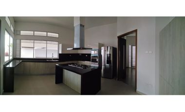 CASA CON PISCINA EN CONJUNTO CERRADO CAMPESTRE EN MONTERA