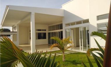 CASA CON PISCINA EN CONJUNTO CERRADO CAMPESTRE EN MONTERA