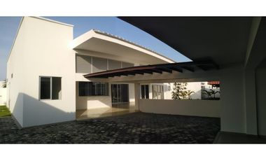 CASA CON PISCINA EN CONJUNTO CERRADO CAMPESTRE EN MONTERA