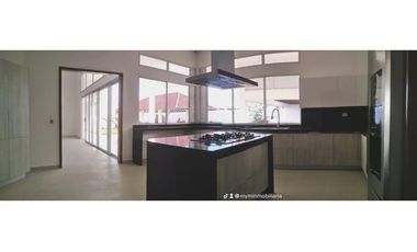 CASA CON PISCINA EN CONJUNTO CERRADO CAMPESTRE EN MONTERA