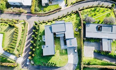 Hermosa casa campestre para la venta en unidad cerrada en el retiro