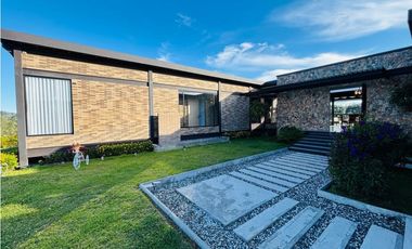 Hermosa casa campestre para la venta en unidad cerrada en el retiro