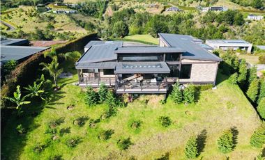 Hermosa casa campestre para la venta en unidad cerrada en el retiro