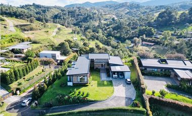 Hermosa casa campestre para la venta en unidad cerrada en el retiro