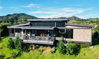 Hermosa casa campestre para la venta en unidad cerrada en el retiro