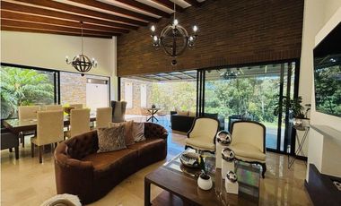 Hermosa casa campestre en venta en unidad cerrada via la ceja Rionegro