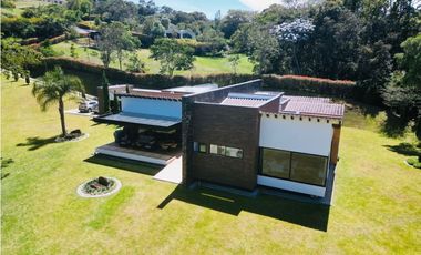 Hermosa casa campestre en venta en unidad cerrada via la ceja Rionegro