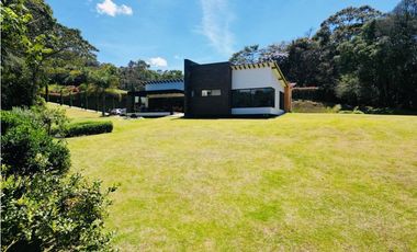 Hermosa casa campestre en venta en unidad cerrada via la ceja Rionegro